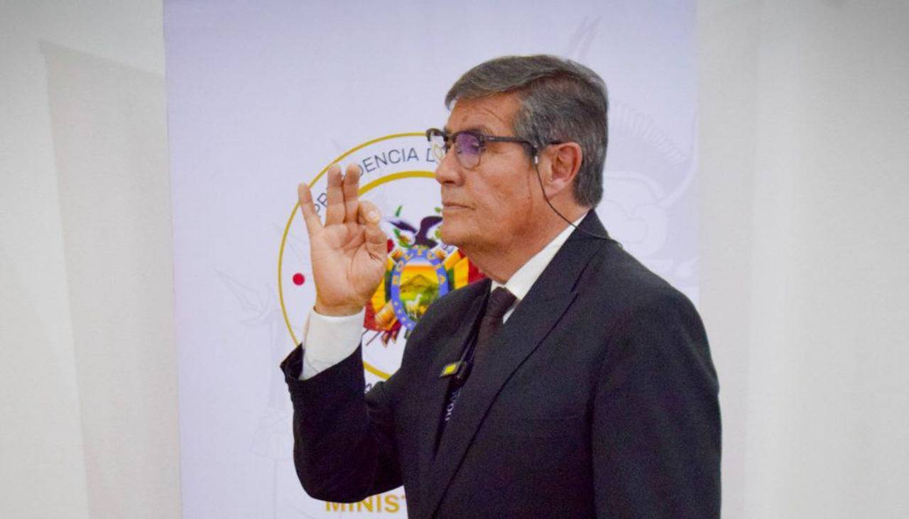 El excapitán de Lloyd y BoA Erick Vargas jura como nuevo director de la DGAC