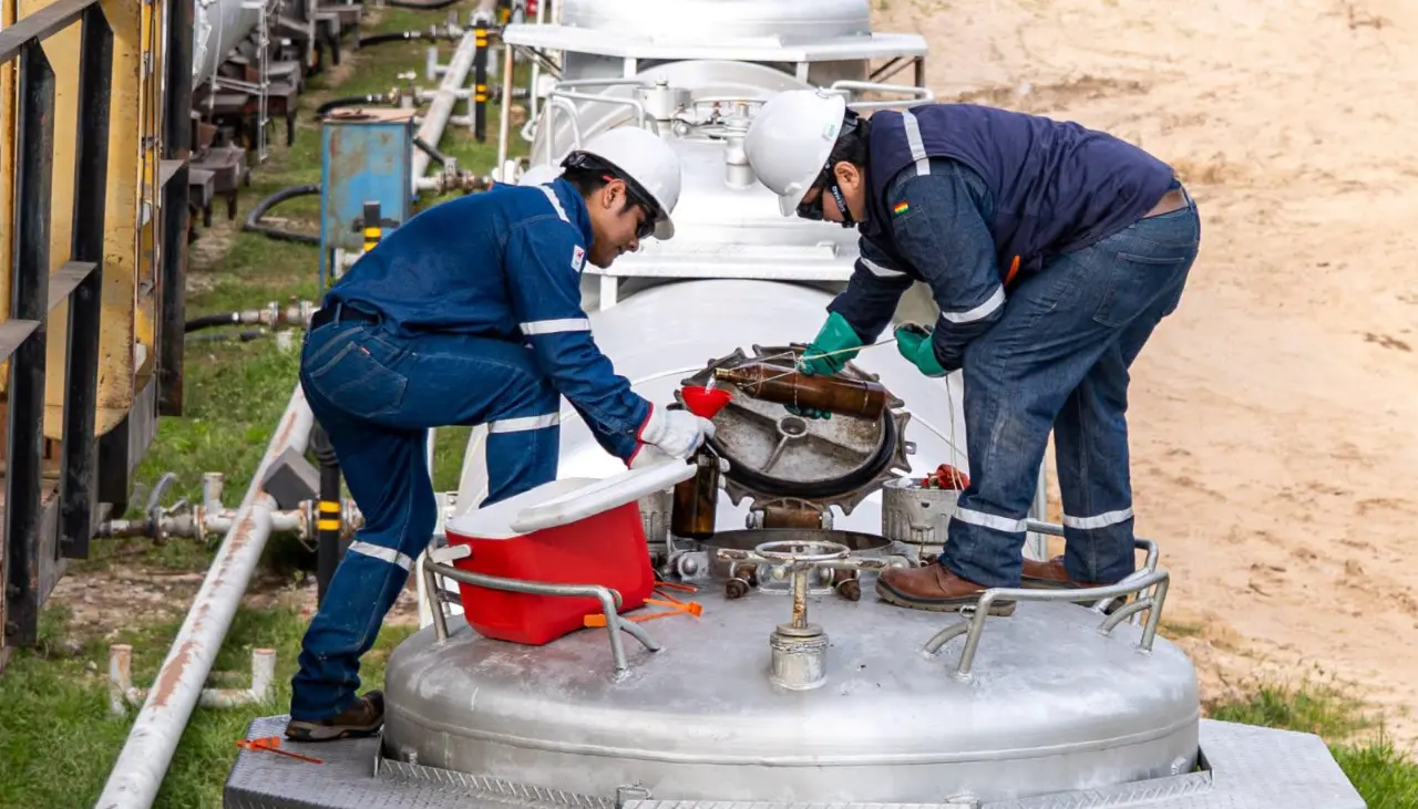 Ministro de Hidrocarburos: Más de 40 millones de litros de combustible no pueden descargarse por oleaje