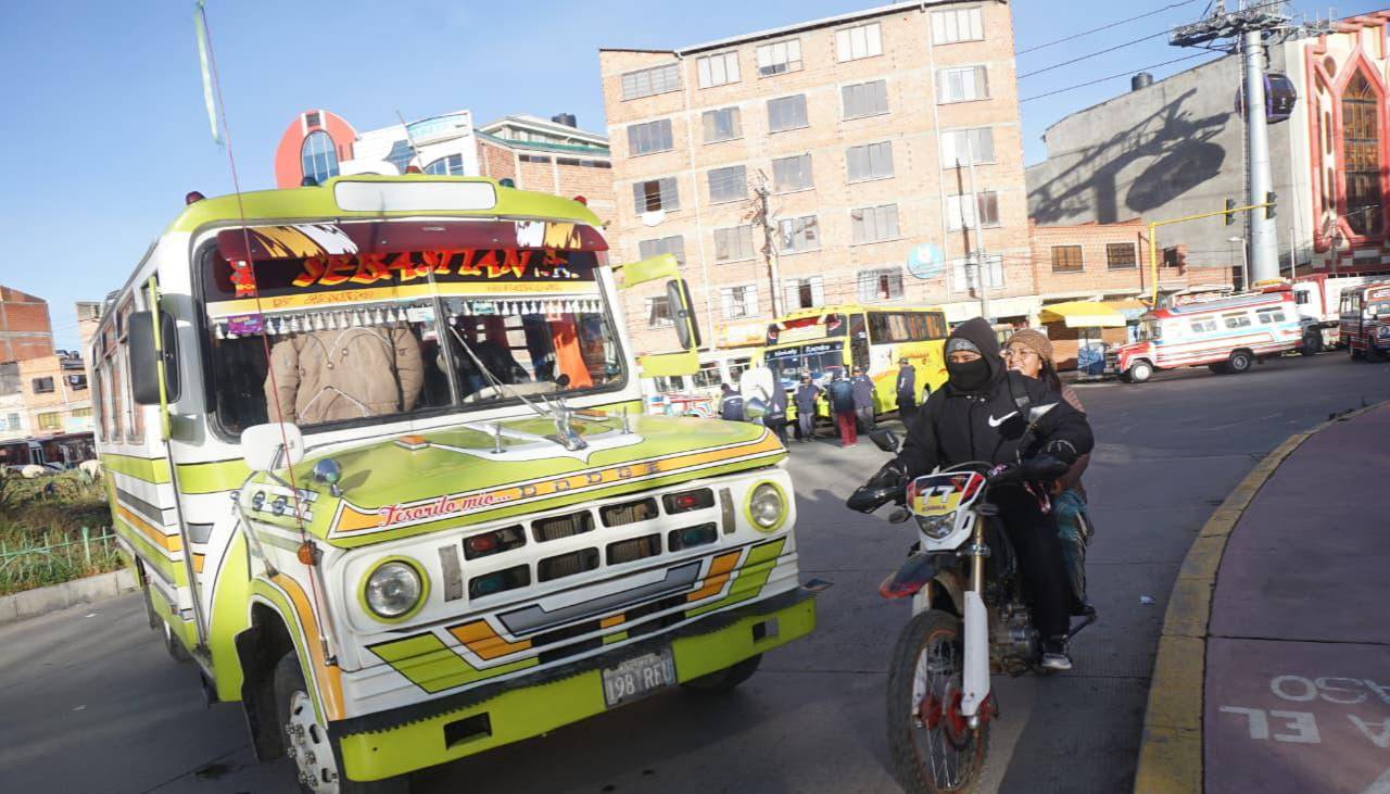 Bloqueo de choferes paraliza La Paz para exigir el pago del resarcimiento por la gasolina y la renuncia de autoridades
