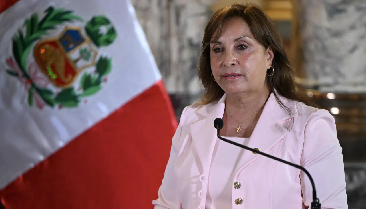 Boluarte acepta su destitución y abandona palacio presidencial sin destino conocido