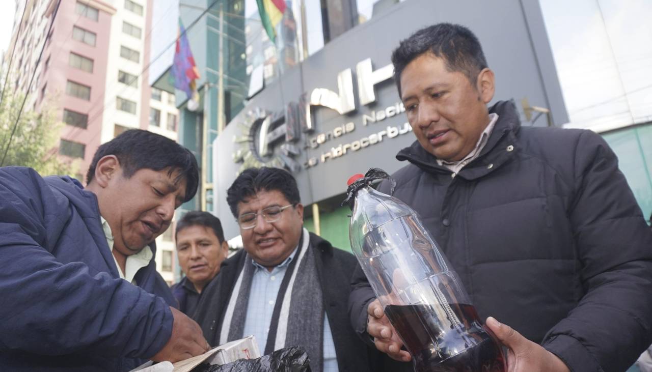 YPFB dice que ya se pagó Bs 20,3 millones por la gasolina de mala calidad; Zamora promete “cumplir” con los afectados 