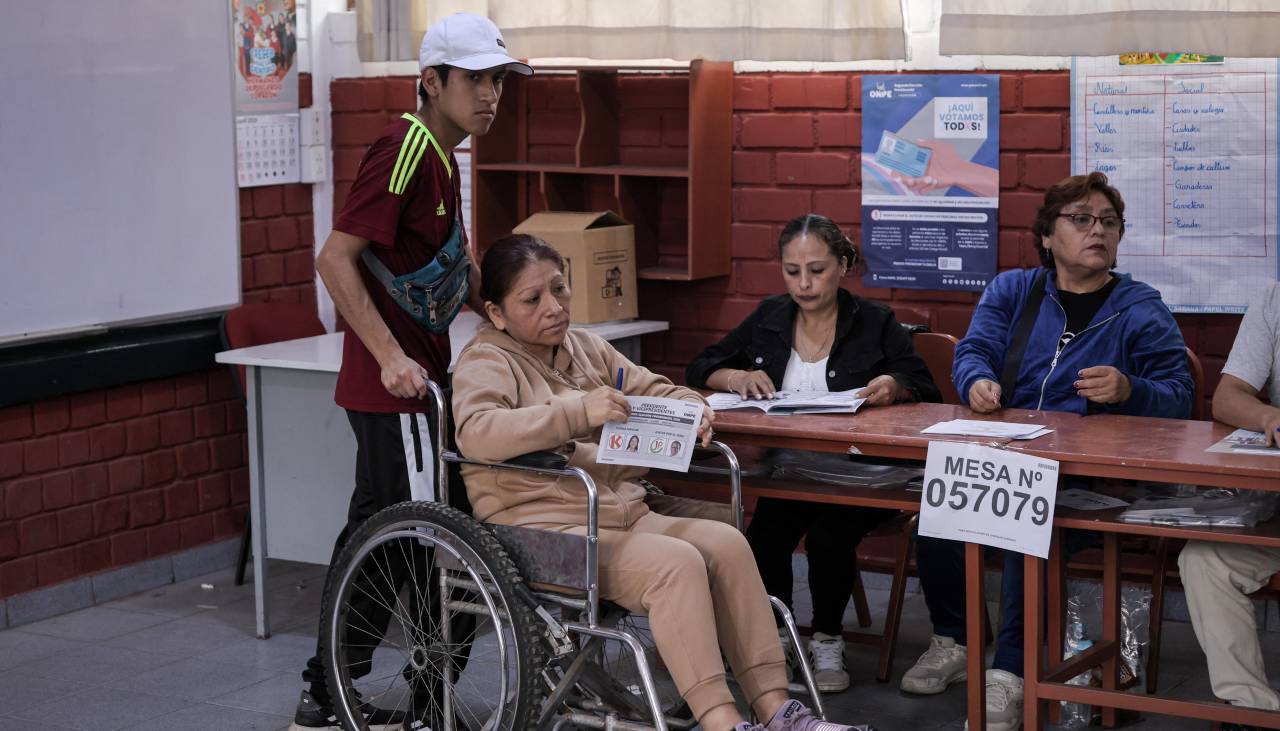 Avanza la votación en reñida segunda vuelta presidencial en Perú