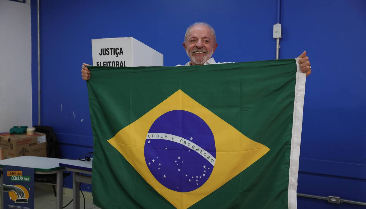 Lula dice al votar que el pueblo salió a la calle a “defender sus conquistas”