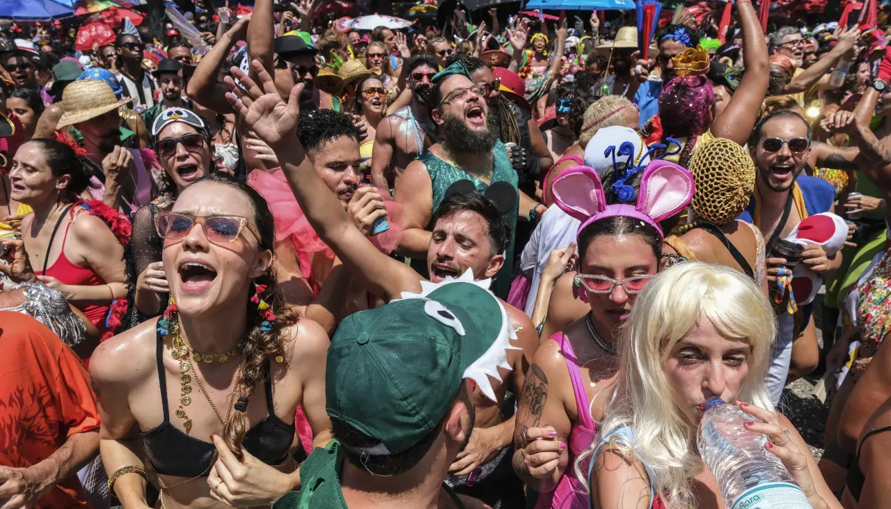 Río arde con el sol y la creatividad como combustibles en la fiesta callejera del carnaval