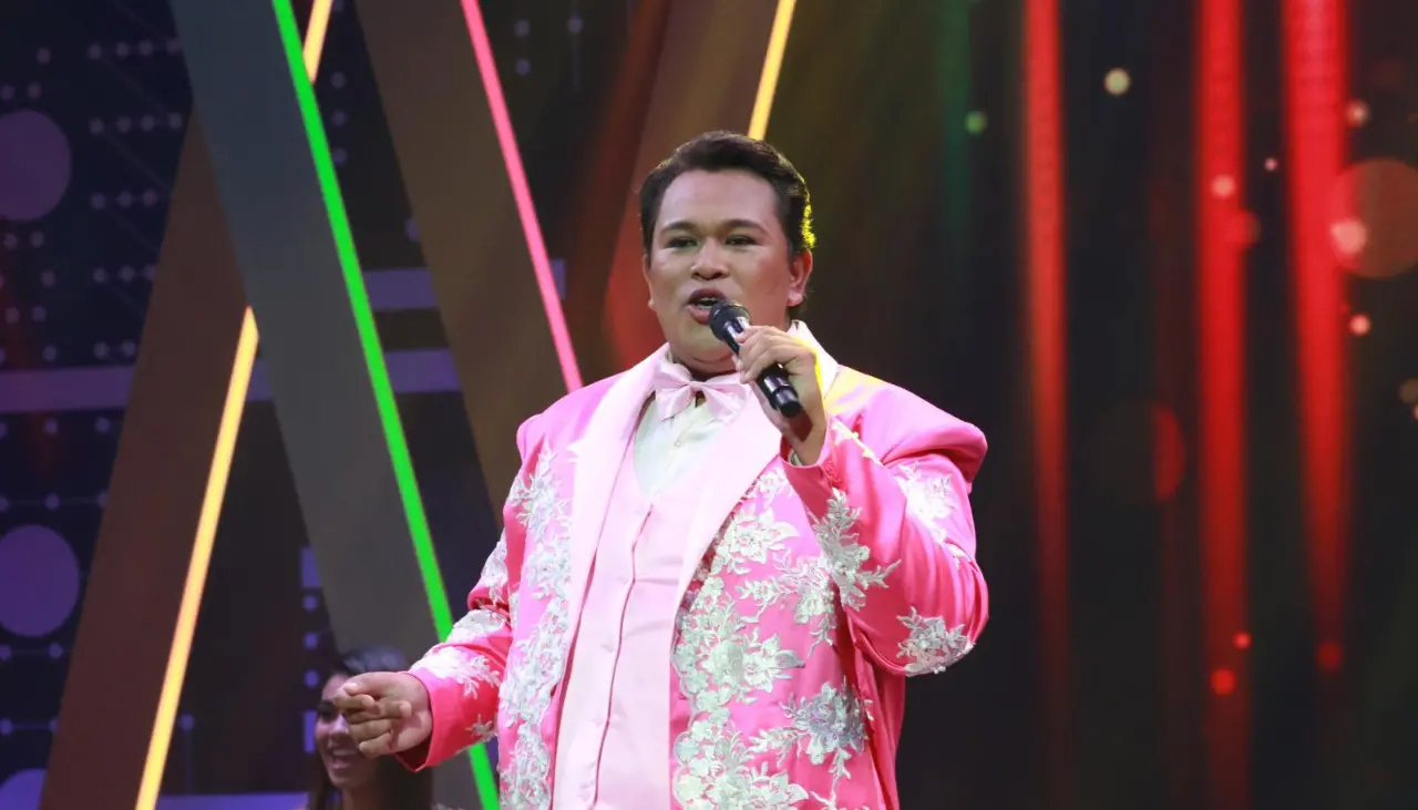 ¡Escandaloso! Juan Gabriel con el color de voz de otro artista 