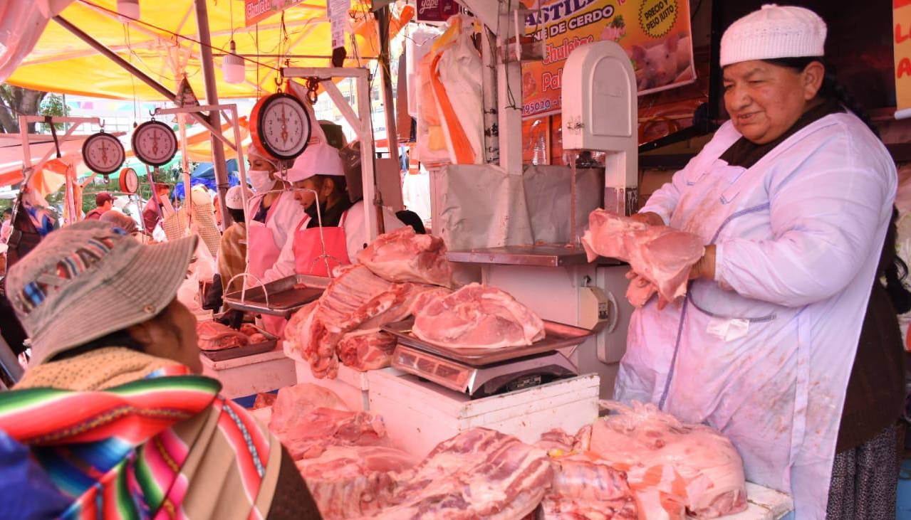 Intenso movimiento en mercados a horas de Año Nuevo, ¿a cuánto está el kilo de cerdo y las uvas?