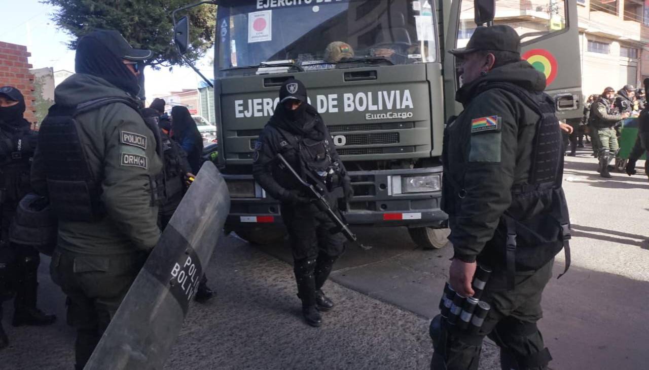 Operativo en marcha: Contingente de uniformados se dirige a la ruta La Paz - Oruro