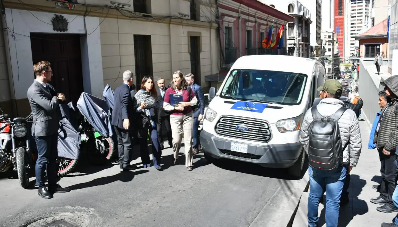Arce se reúne con observadores de la UE y la OEA para exponer su respaldo a los comicios presidenciales