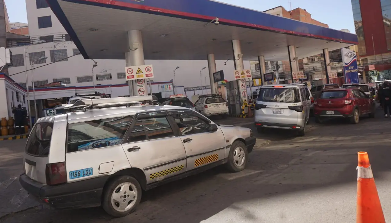 Arce no cumplió su palabra de normalizar distribución de combustible, dicen choferes, que confirman bloqueos