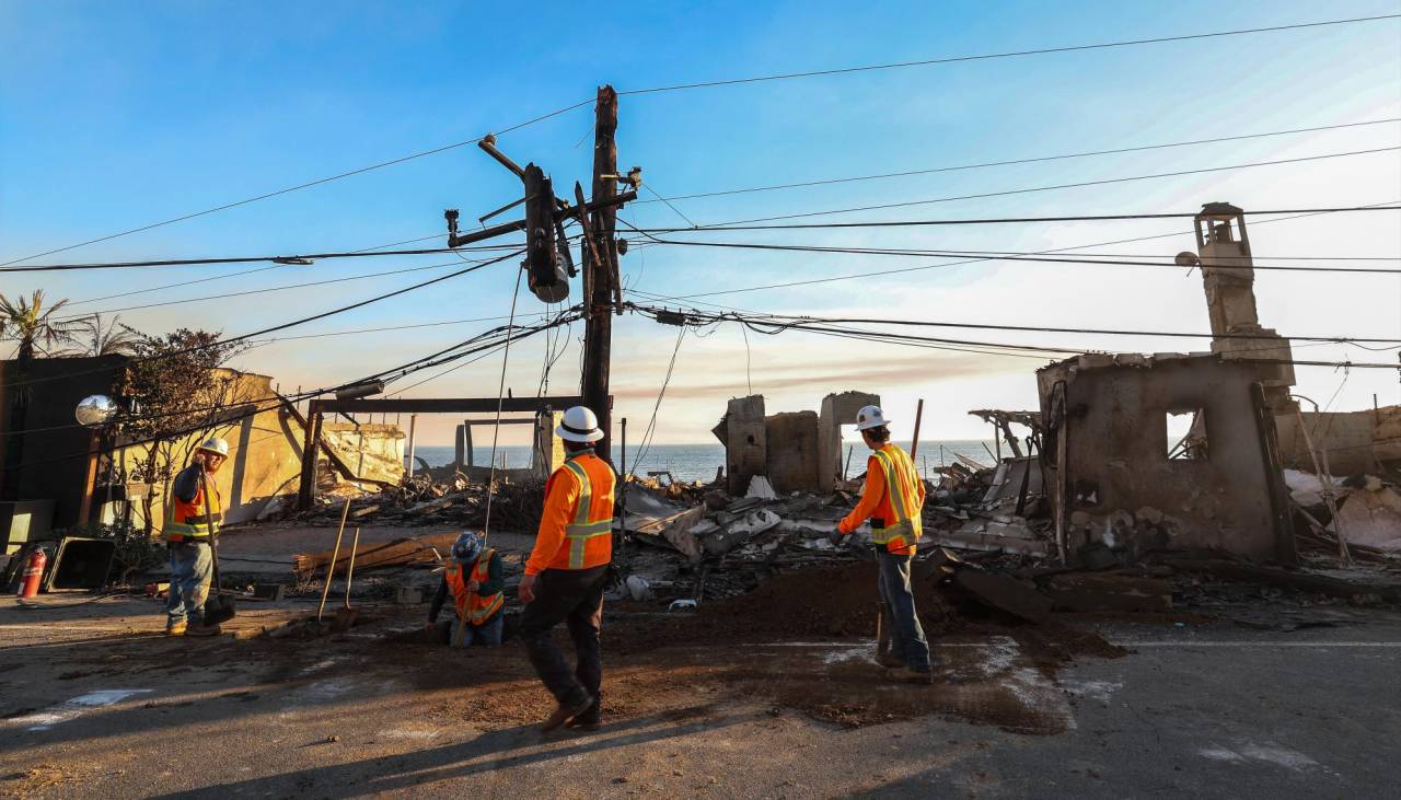 Incendios en Los Ángeles: los vientos amainan, las críticas se multiplican