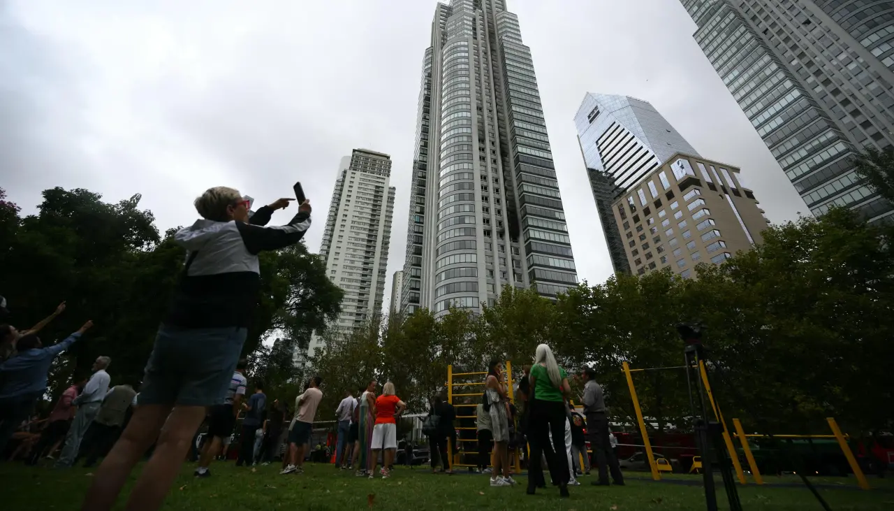 Al menos cien evacuados en incendio en una torre de 50 pisos en Buenos Aires