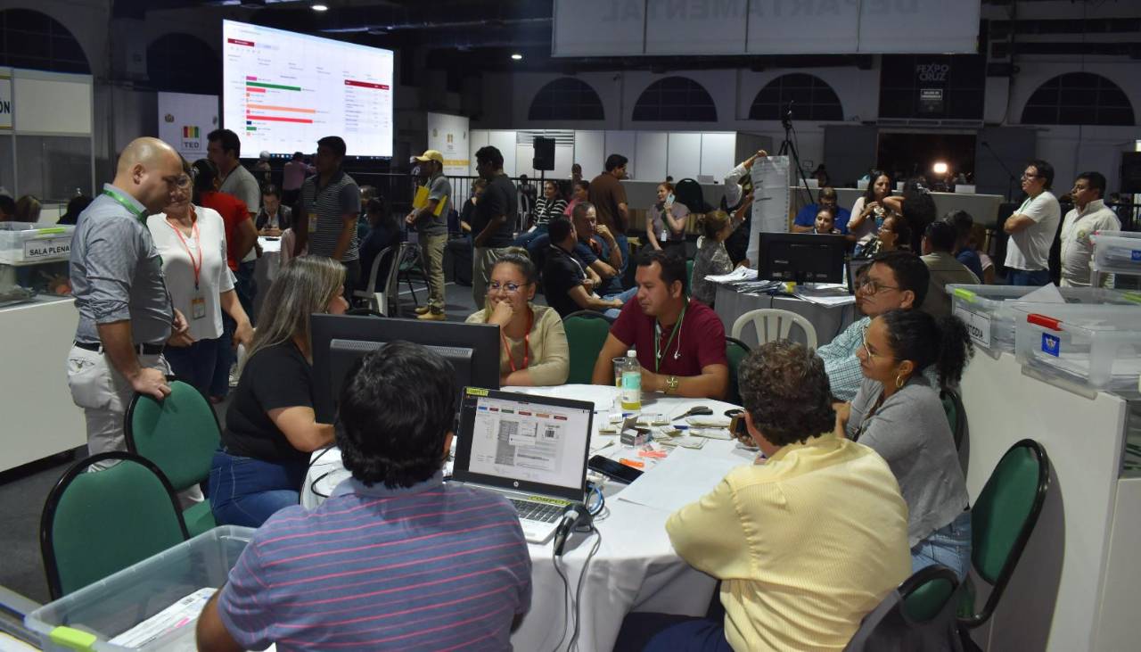 Solo falta Santa Cruz: El TSE aguarda los resultados oficiales para convocar a la segunda vuelta en seis regiones 