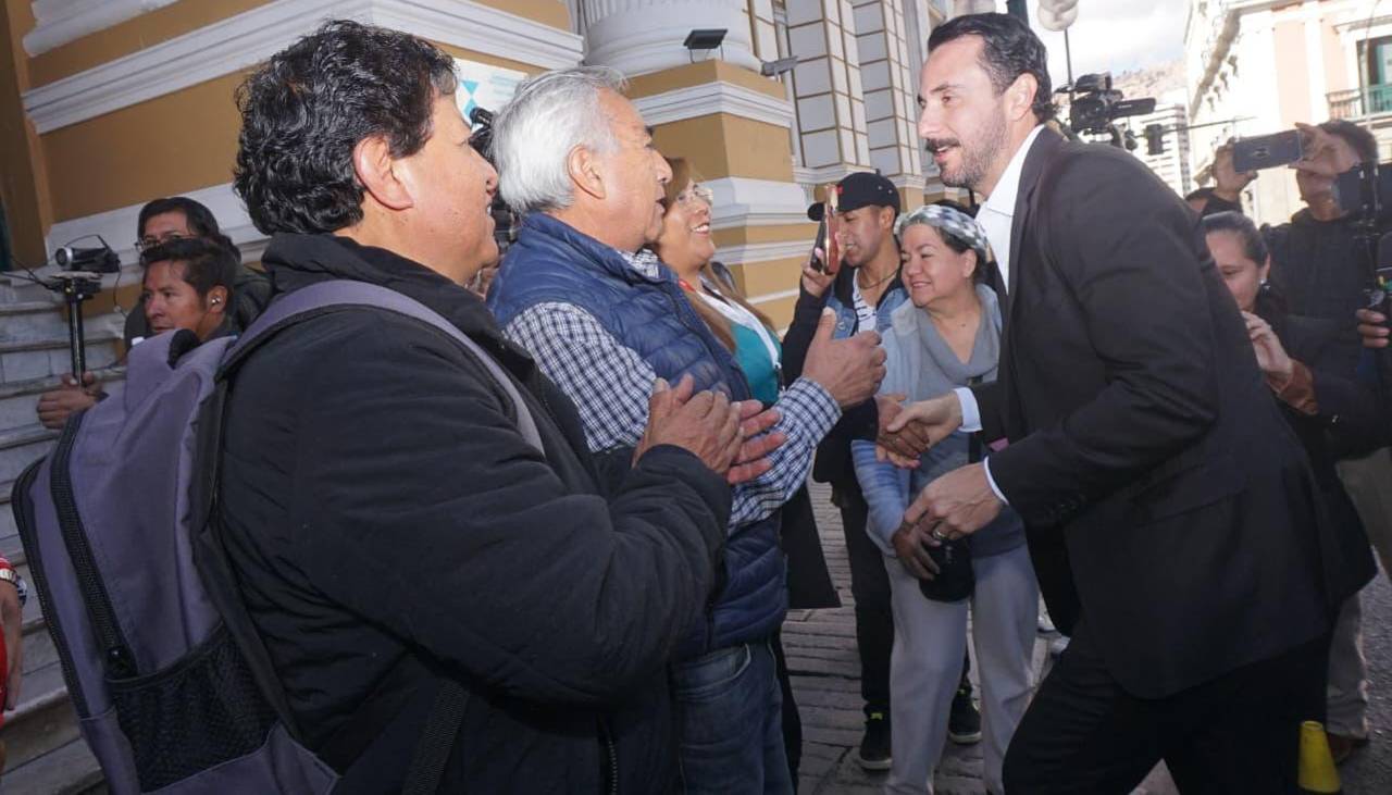 Gobernadores electos llegan a la reunión clave con Paz, en la que se analizará el futuro de las regiones y el plan “50/50”