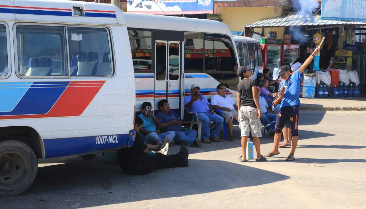 Llantas pinchadas y peleas marcan las primeras horas del paro con bloqueo de micreros cruceños