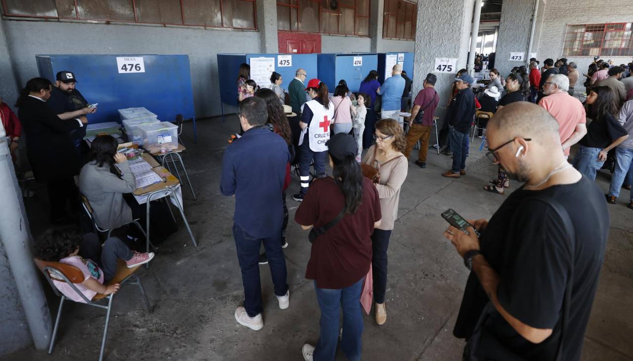 Comicios locales arrancan en Chile, golpeado por escándalos y con chances para la ultraderecha