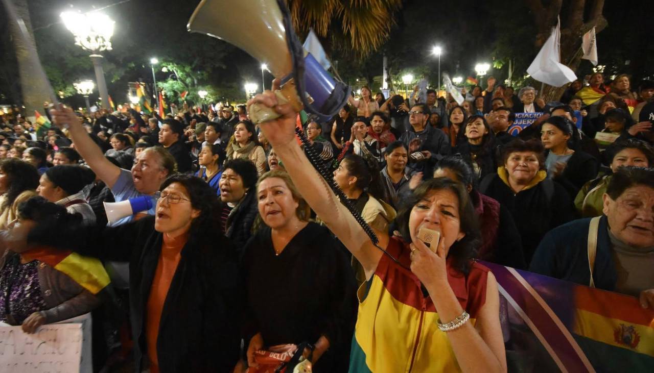 Cabildo de Cochabamba declara ‘persona no grata’ al gobernador Loza y exige al Gobierno liberar las carreteras