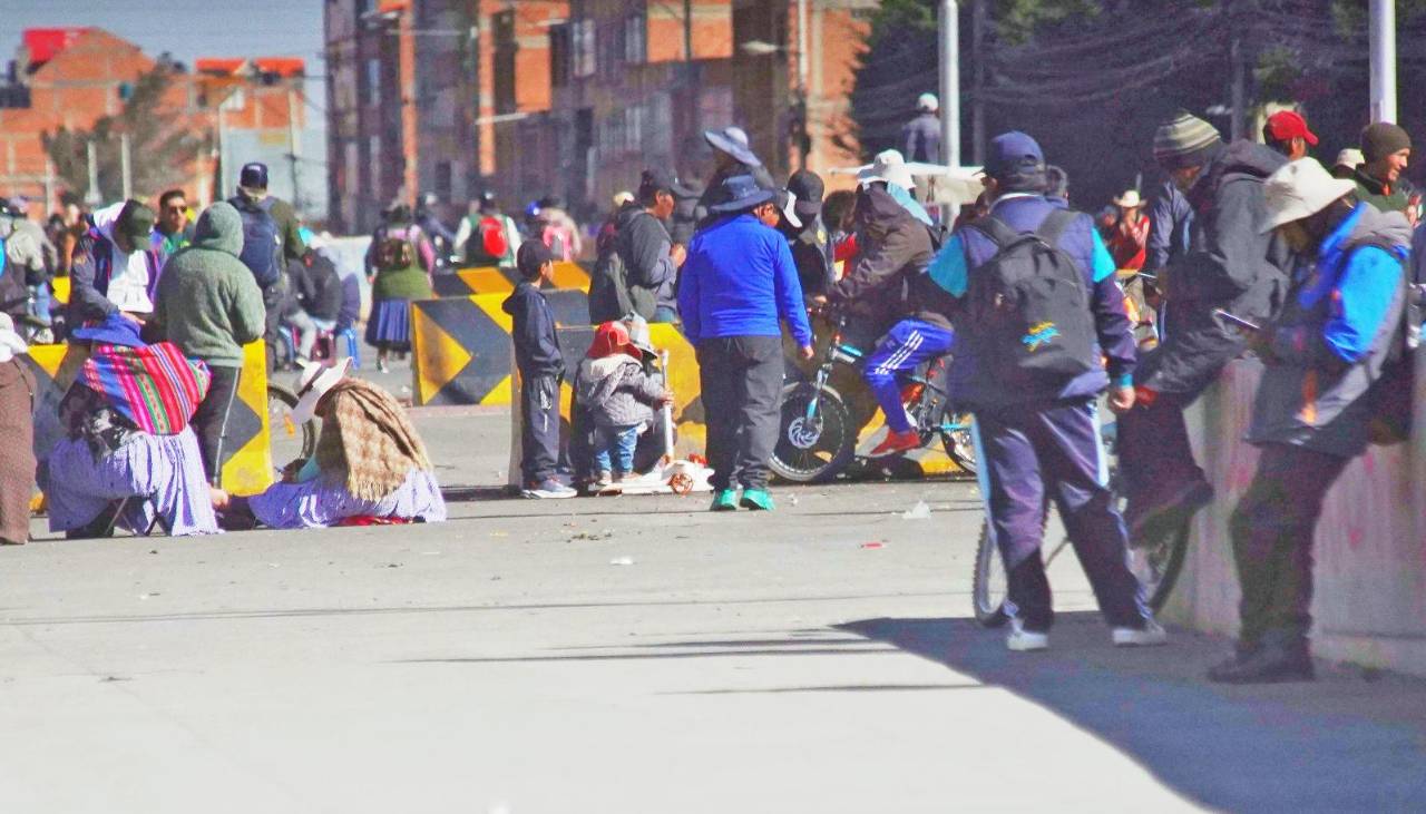 Campesinos de la provincia Murillo instruyen mantener los bloqueos de caminos hasta la renuncia de Paz