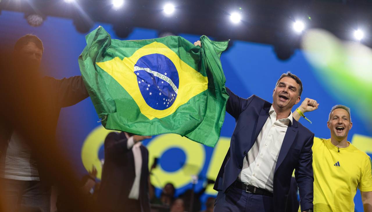El partido de Bolsonaro proclama a su hijo Flávio como candidato presidencial
