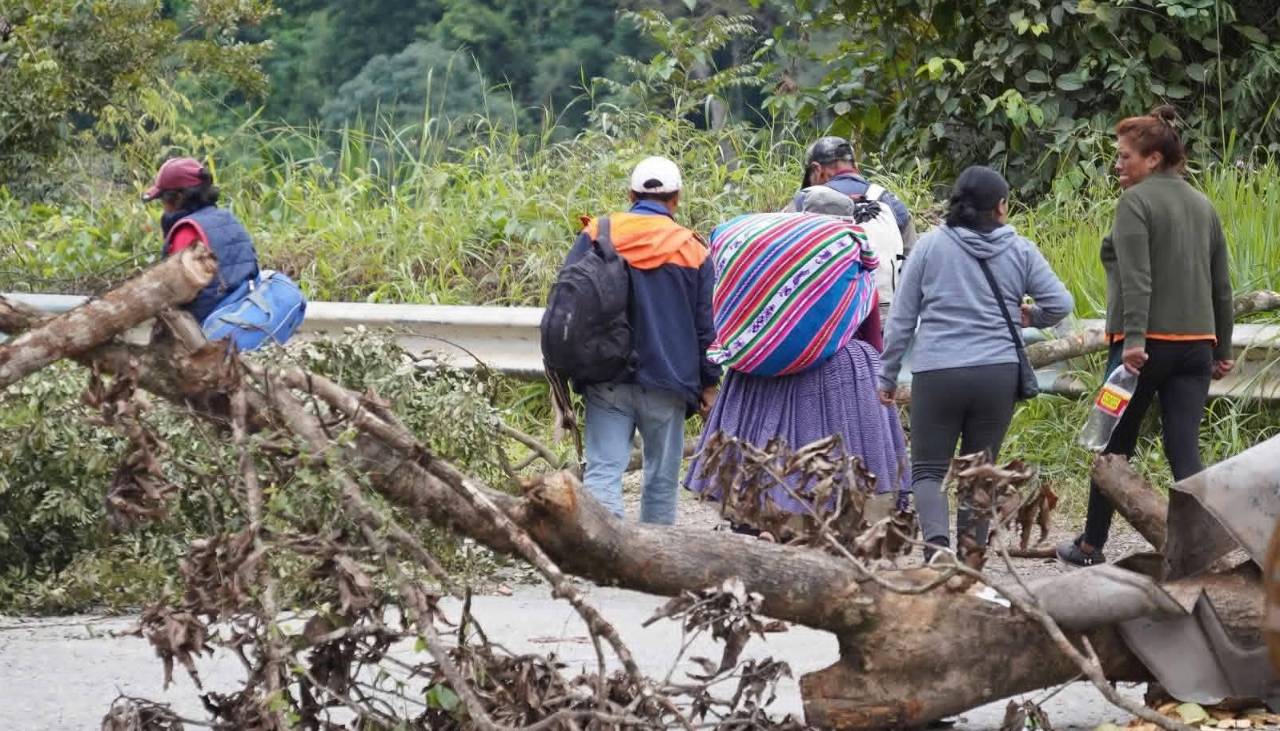 “Estamos caminando con nuestro equipaje”: viajeros se quejan por bloqueo en la ruta a Caranavi
