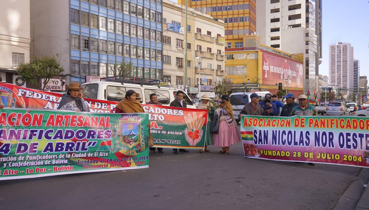 El Alto: Panificadores protestan en Emapa por entrega de harina y analizan subir el precio del pan