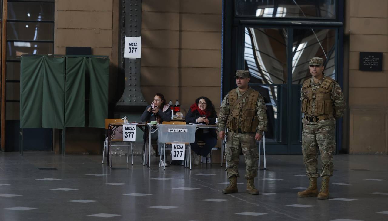 Arranca el conteo de votos que definirá al candidato presidencial de la izquierda chilena