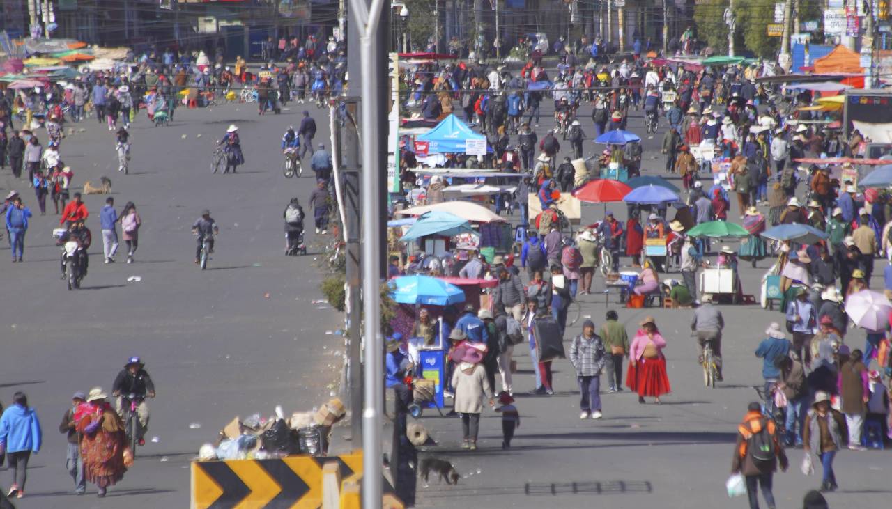 Bolivia sufre un mes de protestas; 94 puntos bloqueos afectan las carreteras del país este domingo 