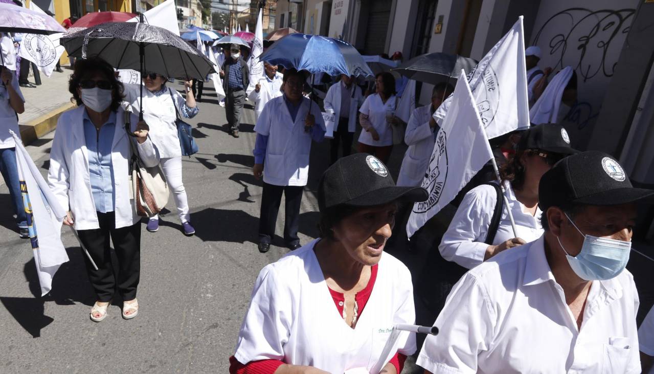 Médicos acatan un cuarto intermedio en sus protestas y advierten con unirse a otros sectores para masificar movilizaciones