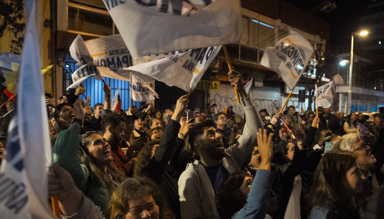 Oficialismo chileno resiste en comicios locales pese a que la derecha le arrebata Santiago