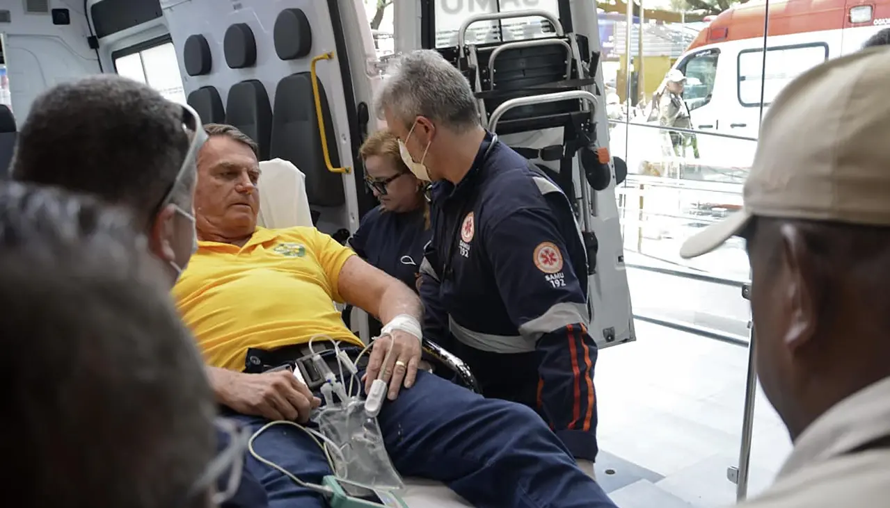 Bolsonaro abandona temporalmente su sitio de reclusión para una cirugía en Navidad