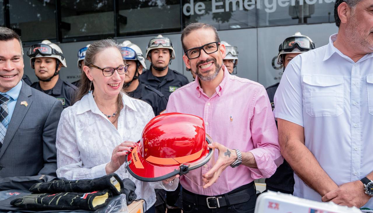 EEUU entrega equipo contra incendios a Santa Cruz en plena emergencia nacional
