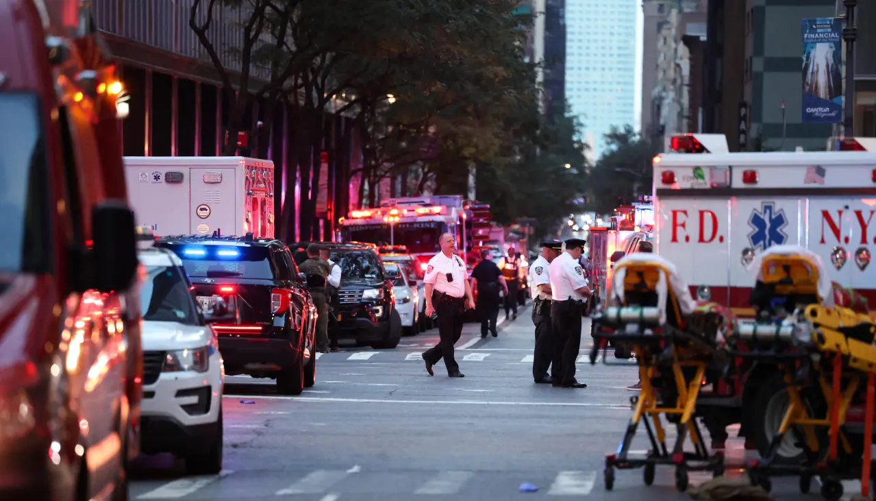 Tiroteo en Nueva York deja al menos cinco muertos, entre ellos un policía
