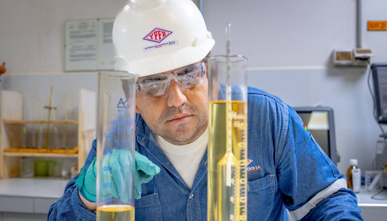 YPFB dice que no disminuirá la mezcla de etanol; anuncia un nuevo plan y un viaje a Paraguay