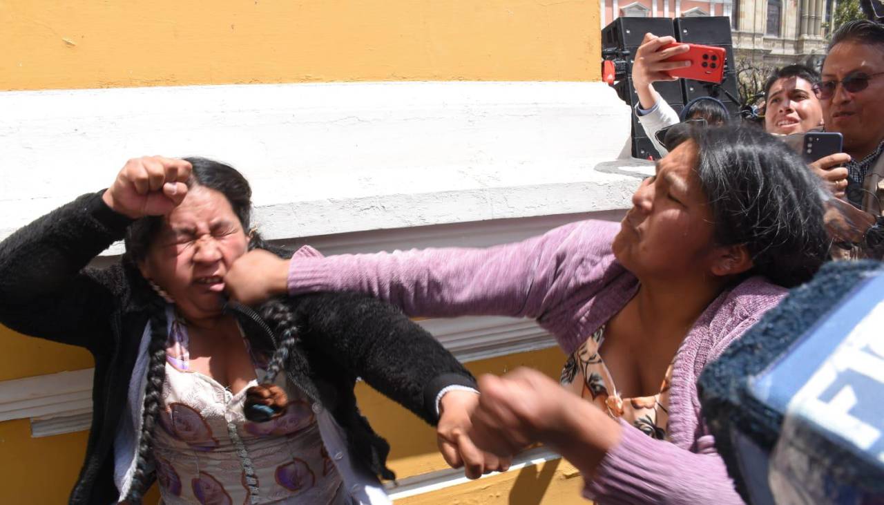 A puño limpio: Violencia entre arcistas y evistas marcan la llegada de la marcha de la COB a la plaza Murillo