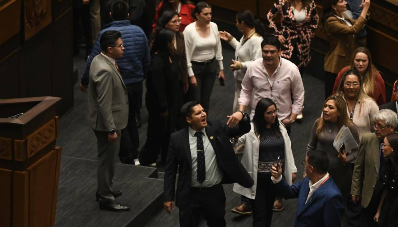“No es legítimo”: Legisladores de al menos cuatro fuerzas políticas rechazan reelección de Castro como presidente de Diputados