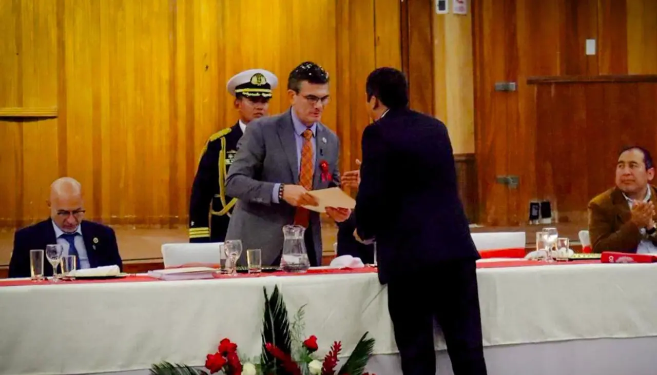 Gobierno presenta el proyecto corredor Oruro – Puertos del Pacífico y Paz pide evitar bloqueos