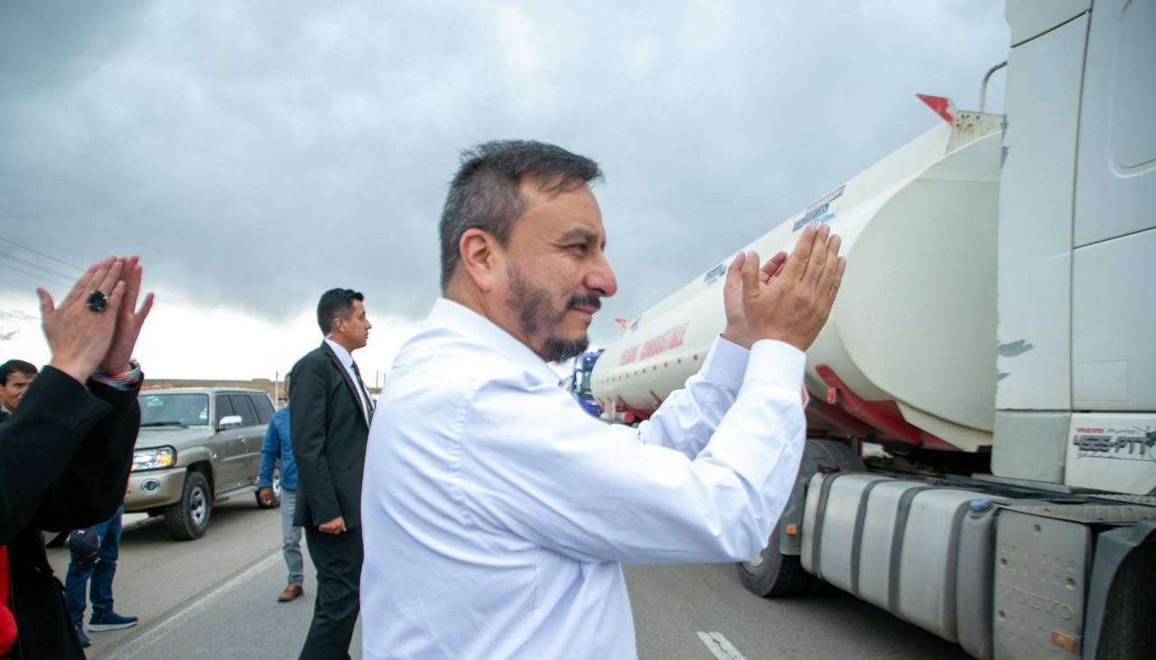 Gobierno anuncia incremento de 40% de combustibles para estabilizar el mercado y aplacar las filas