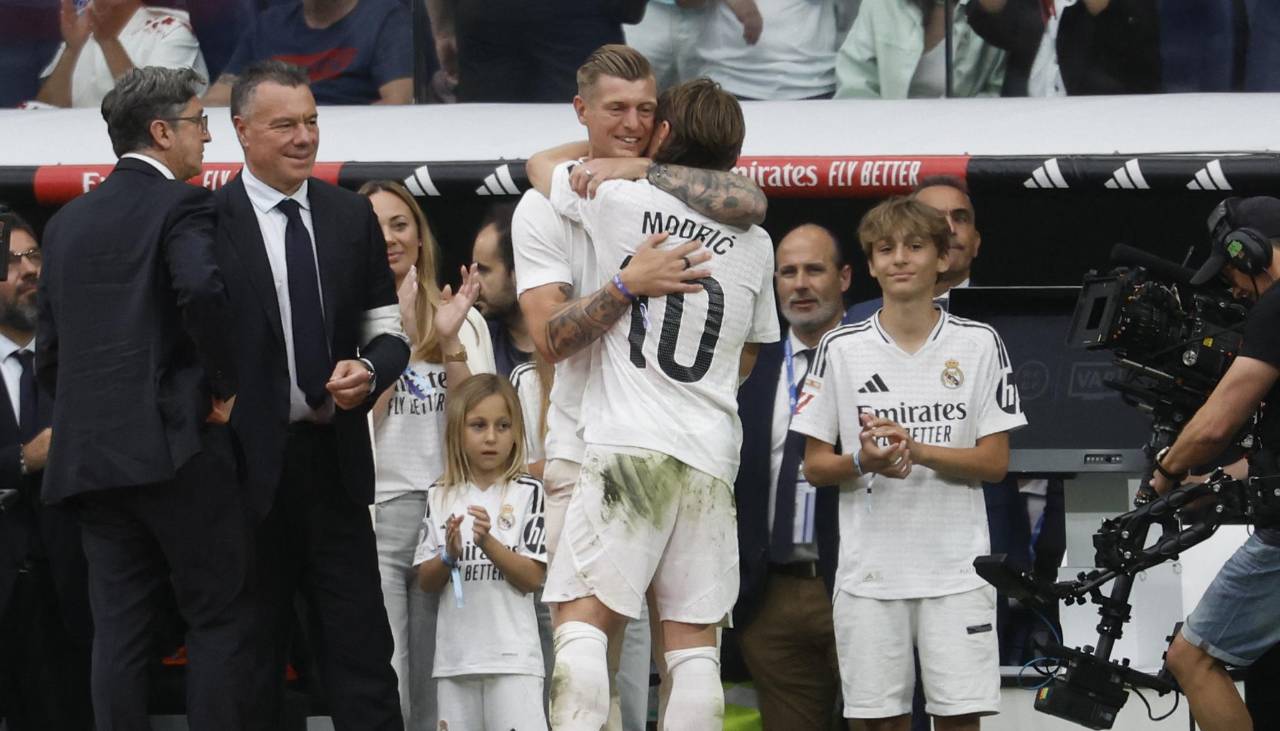 Los hinchas del Real Madrid homenajean a sus “leyendas” Modric y Ancelotti