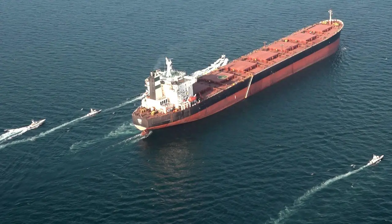 Irán autoriza el tránsito de buques con ayuda humanitaria y productos esenciales por Ormuz