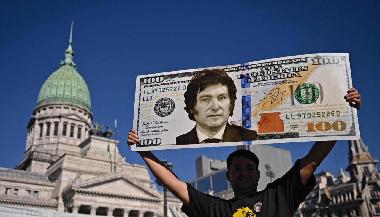 Argentina: Dólar paralelo rompe récord al superar los 1.400 pesos por unidad 