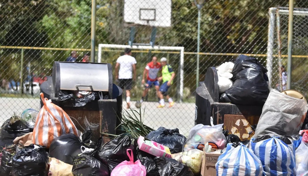 Basura se acumula en las calles de Cochabamba ante bloqueo en el botadero de K’ara K’ara 