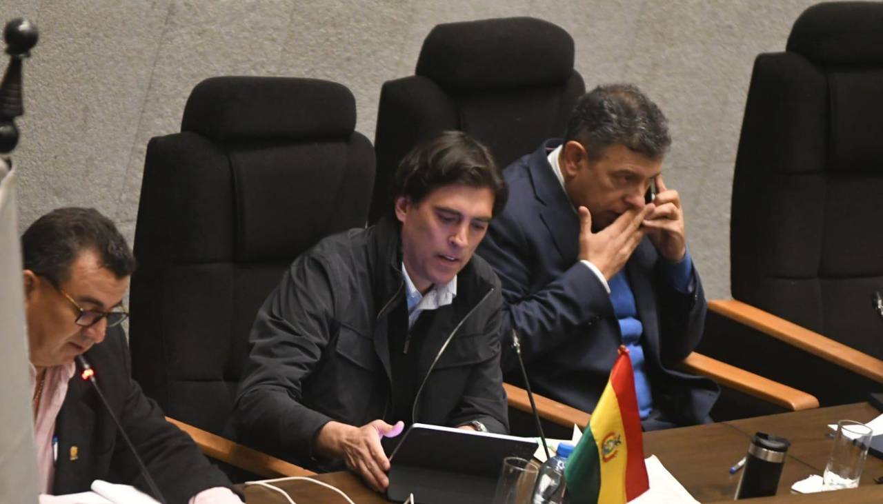 Zamora llega al Legislativo para su interpelación por las tarifas y los servicios de BoA 