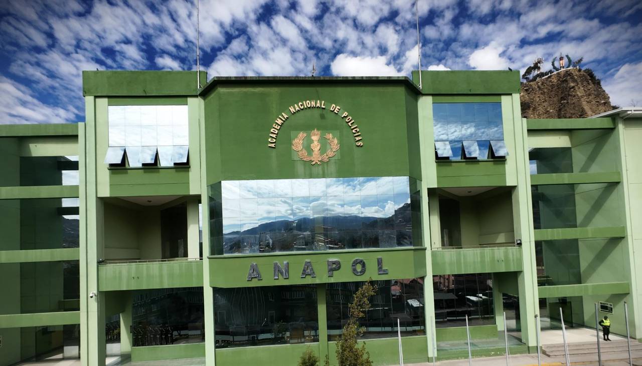 Ministro Oviedo se presentó ante una comisión de Diputados para informar sobre la muerte de un cadete de la Anapol