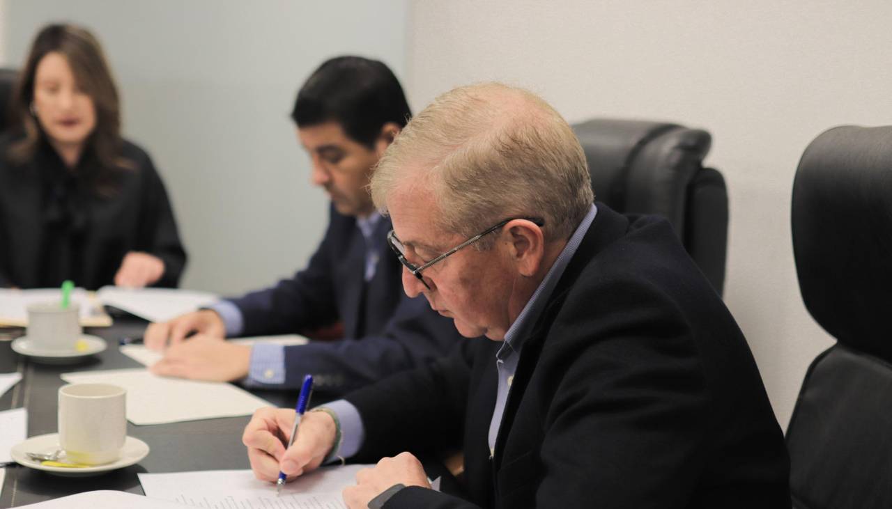 Comisión del Legislativo para la “mala calidad” de la gasolina instala su primera sesión y elige a Branko como presidente 