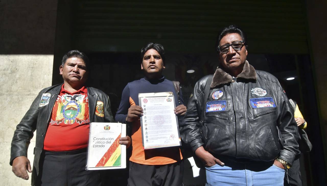 Dirigentes del transporte pesado y gremiales anuncian denuncia penal contra la COB y campesinos por bloqueos