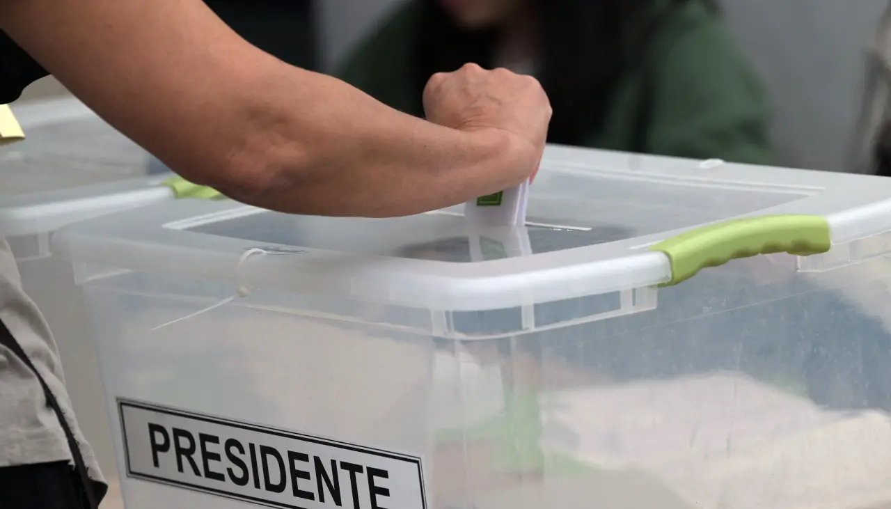 Chile comienza comicios presidenciales para elegir al sucesor de Gabriel Boric con voto obligatorio