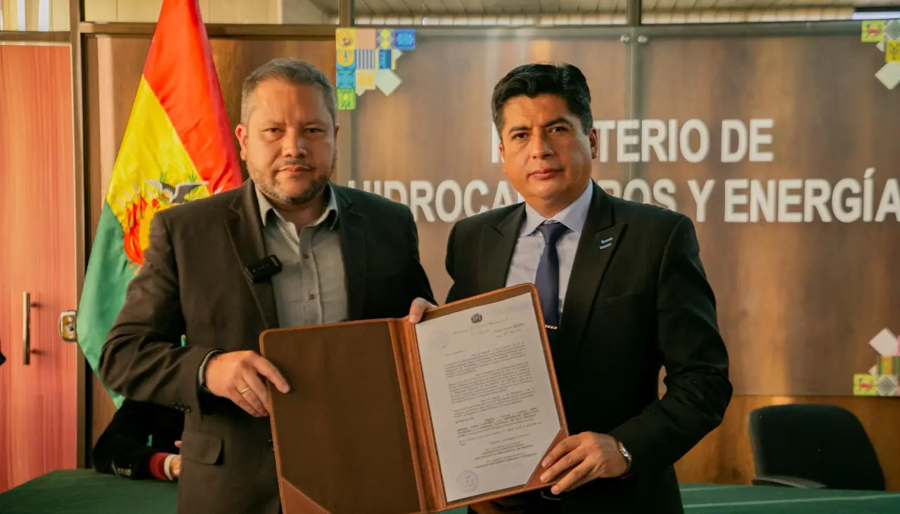 Ariel Sandy Sánchez jura como presidente de ENDE con la meta de pasar de la generación térmica a las fuentes renovables