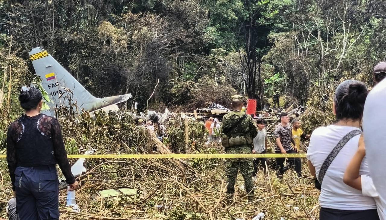 Al menos un muerto y 77 supervivientes en el accidente de un avión militar en Colombia
