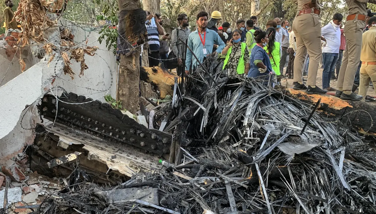 Hallan a un superviviente del accidente aéreo en el que viajaban 242 personas 