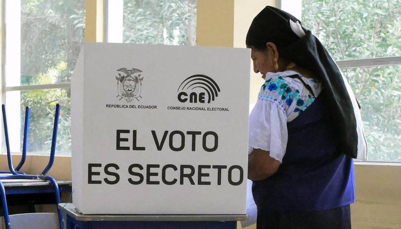Ecuador vota sobre el regreso de las bases militares extranjeras y la nueva Constitución