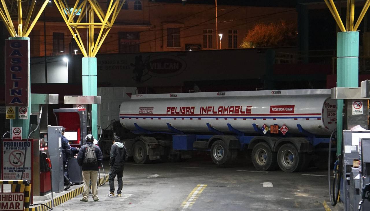Cisternas parten de la planta de Senkata a La Paz tras liberar la ruta que estaba bloqueada